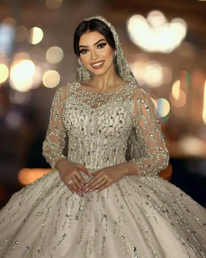 فستان لتجربة المقاسات والالوان